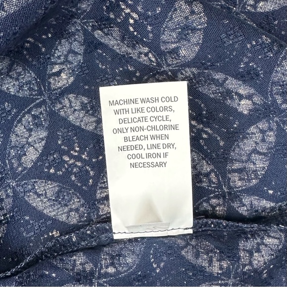 NWT Falls Creek short sleeve v neck navy blue geo print blouse women’s medium - Picture 12 of 13